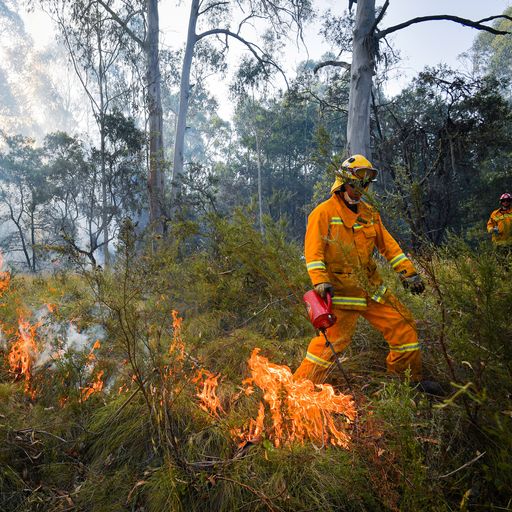 Australia bushfires: Temperature rise leads to mass evacuations