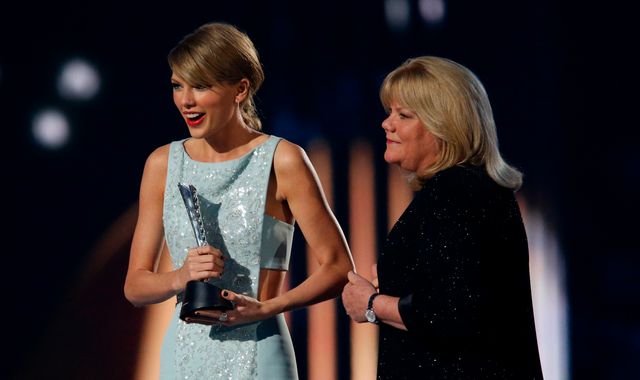 Taylor Swift reveals her mother has been diagnosed with a brain tumour