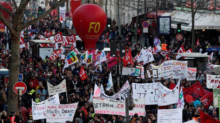 Francouzské odbory a zaměstnanci ve stávce se účastní demonstrace proti plánům francouzské vlády na reformu důchodového systému v Paříži, protože Francie čelí 43. po sobě jdoucím stávkám dne 16. ledna 2020. REUTERS/Benoit Tessier