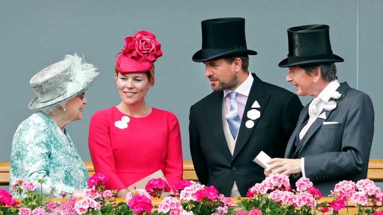 ASCOT, UNITED KINGDOM - JUNE 23: (EMBARGOED FOR PUBLICATION IN UK NEWSPAPERS UNTIL 24 HOURS AFTER CREATE DATE AND TIME) Queen Elizabeth II, Autumn Phillips, Peter Phillips and John Warren attend day 5 of Royal Ascot at Ascot Racecourse on June 23, 2018 in Ascot, England. (Photo by Max Mumby/Indigo/Getty Images)