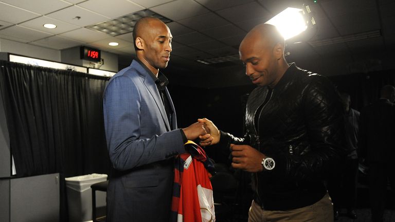 Bryant exchanges jerseys with former Arsenal striker Thierry Henry in 2016