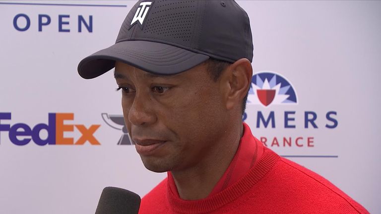 Professional golfer Tiger Woods gets news of Kobe Bryant&#39;s death five minutes before an interview.  