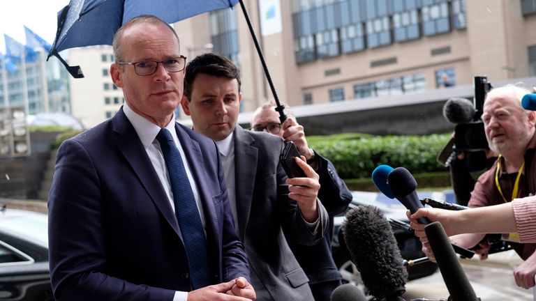 BRUSSELS, BELGIUM - SEPTEMBER 27, 2019 : Irish Foreign Minister (Tanaiste) Simon Coveney speaks with the media outside the Berlaymont, the EU Commission headquarters in Brussels after a meeting with European Union chief Brexit negotiator (Unseen) on September 27, 2019 in Brussels, Belgium. (Photo by Thierry Monasse/Getty Images)
