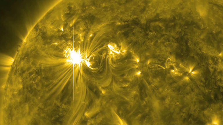 ناسا / مرصد ديناميكيات الطاقة الشمسية (SDO) ، X5.4 ضوء الشمس ، الأكبر في خمس سنوات ، سينفجر من سطح الشمس في 6 مارس 2012.  ستعمل Earth على تعطيل التكنولوجيا مثل أنظمة GPS وشبكات الأقمار الصناعية والطيران في أوائل مارس 7.  (تصوير وكالة ناسا / مختبر ديناميكيات الطاقة الشمسية (SDO) عبر Getty Images)