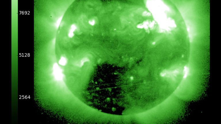 Un buletin de la Administrația Națională Oceanică și Atmosferică (NOAA) Space Weather Prediction Center / Space Weather Prediction Center arată o erupție solară de la Soare la sfârșitul zilei de 23 ianuarie 2012. Se spune că flacăra este cea mai mare din 2005 și se preconizează GPS și alte sisteme de comunicații când ajunge la câmpul magnetic al Pământului în dimineața zilei de 24 ianuarie (Fotografie de NOAA / Centrul Național de Servicii Meteorologice prin Getty Images)