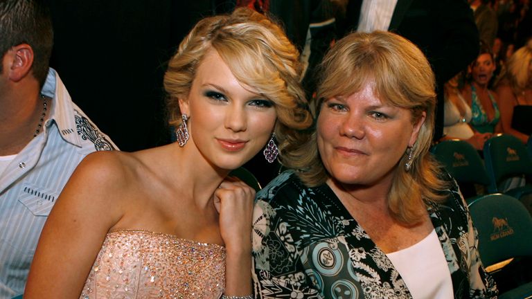 Taylor and her mum Andrea at the Country Music Awards, Las Vegas in 2007