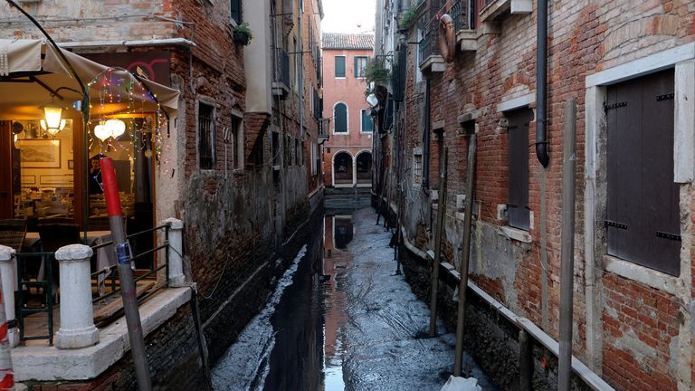 SYSTEM IDENTIFIER:RTS2XZSHCODE:RC2TDE927ZUPMEDIA DATE11 Jan. 2020PHOTOGRAPHER:Manuel SilvestriHEADLINE:A general view of a canal during an exceptional low tide in the lagoon city of VeniceSIZE:6000px × 4000px (~68 MB)
50.8 cm × 33.8 cm (300dpi)