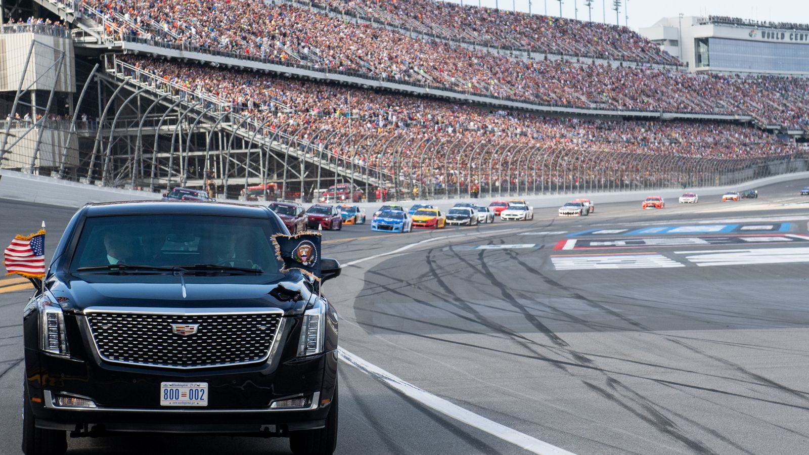 Trump leads Daytona 500 in 