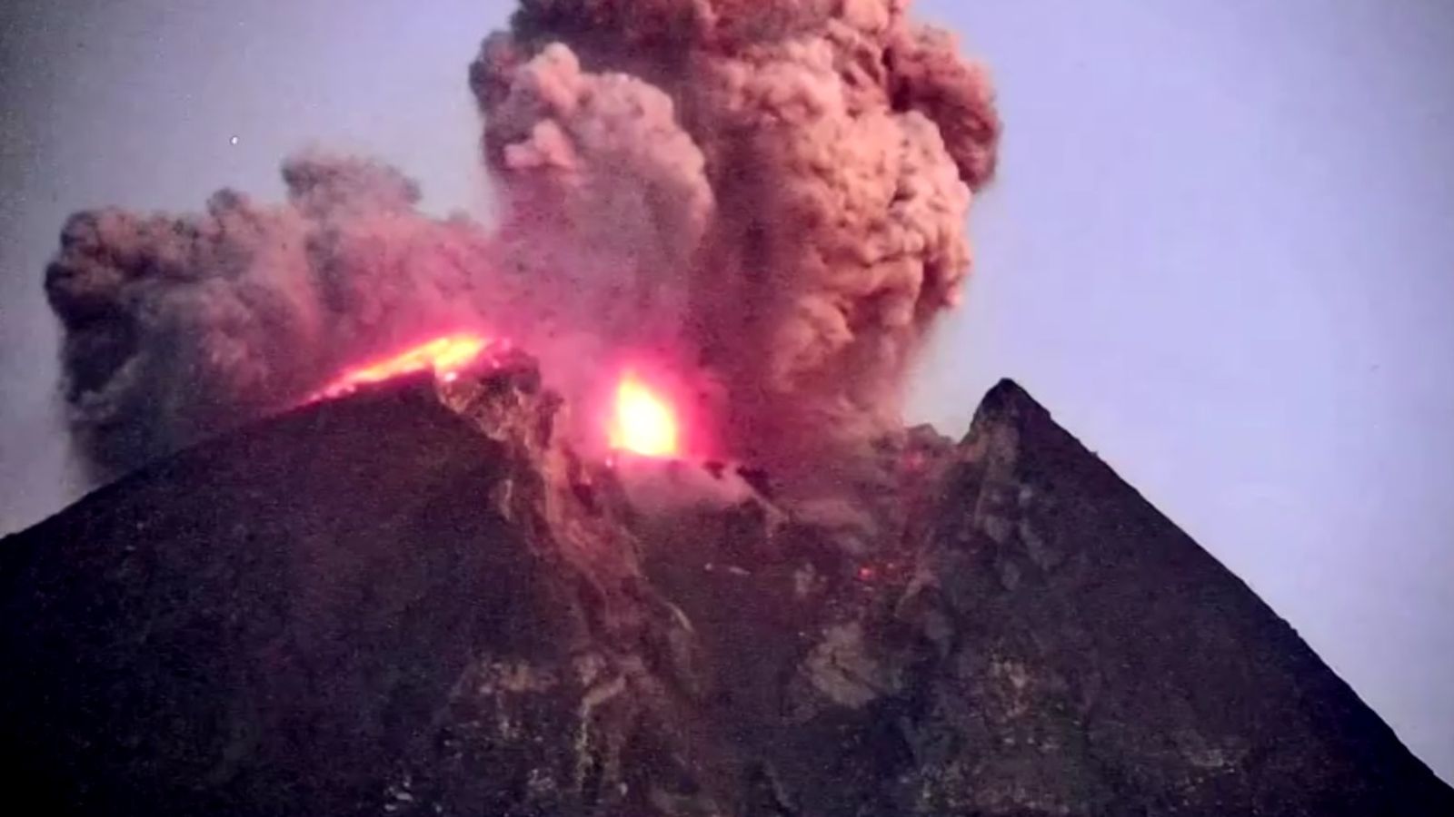 Indonesia Mount  Merapi  volcano s spectacular eruption  