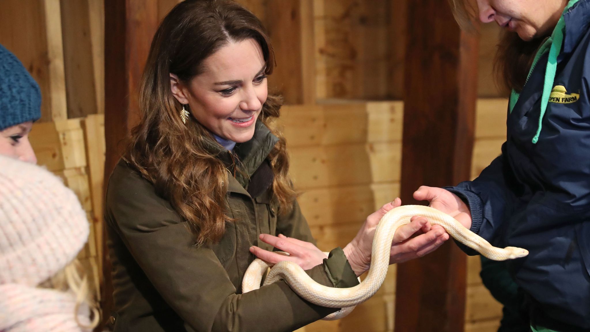 Duchess of Cambridge turns snake charmer as she handles reptile in(00)