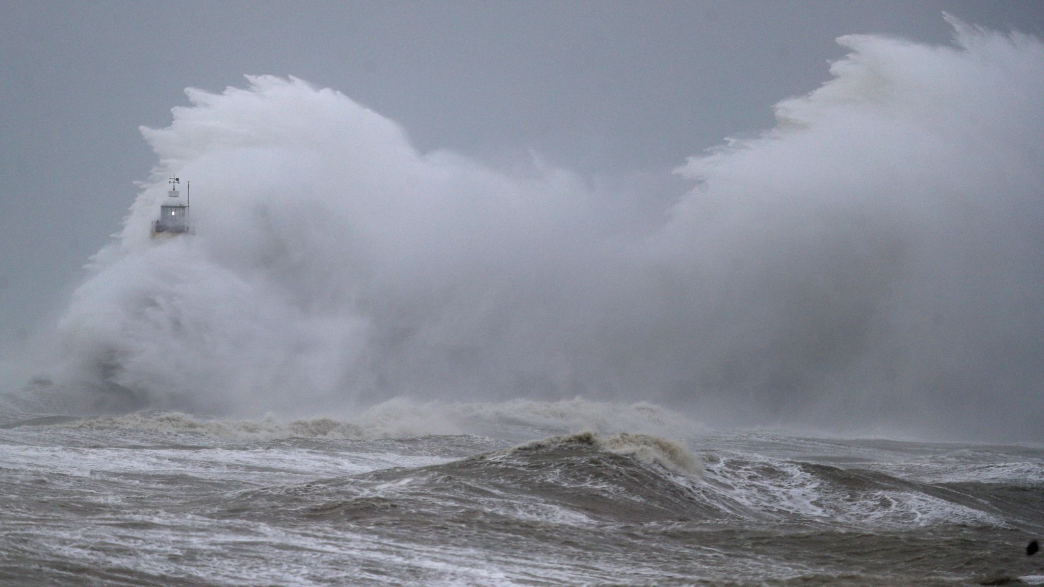 Lush Uk Braces For Severe Wind And Rain As Storm Chandra Named Image in 4K Lush Uk Braces For Severe Wind And Rain As Storm Chandra Named Image in 4K