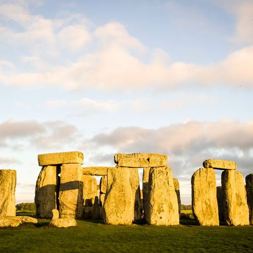 Coronavirus: People defy Stonehenge travel ban to celebrate soggy ...