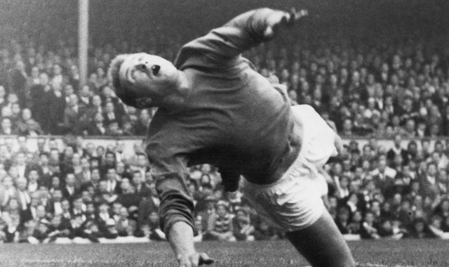 Harry Gregg: Manchester United and Northern Ireland legend dies aged 87