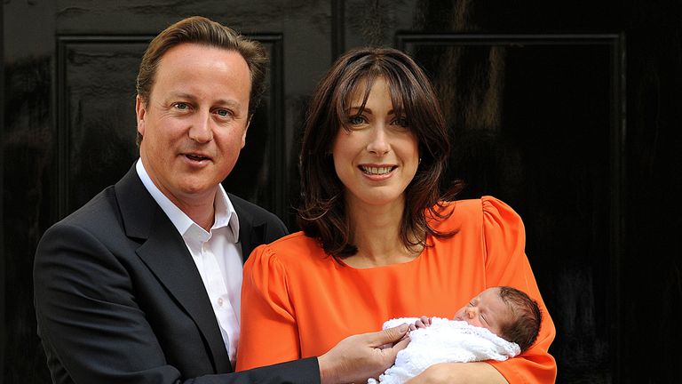 British Prime Minister David Cameron (L), and his wife Samantha pose for pictures with their new baby daughter Florence Rose Endellion, outside 10 Downing Street, in London on September 3, 2010. The baby, weighing six pounds and one ounce (2.7 kilogrammes) at birth, was delivered by caesarean section on Tuesday August 24, 2010, in the Cornish capital Truro, south-west England. AFP PHOTO/BEN STANSALL / AFP / BEN STANSALL (Photo credit should read BEN STANSALL/AFP via Getty Images)