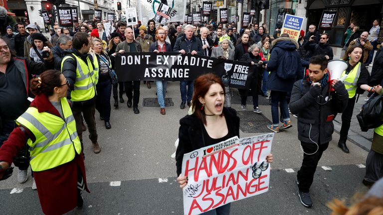 Assange extradition protest