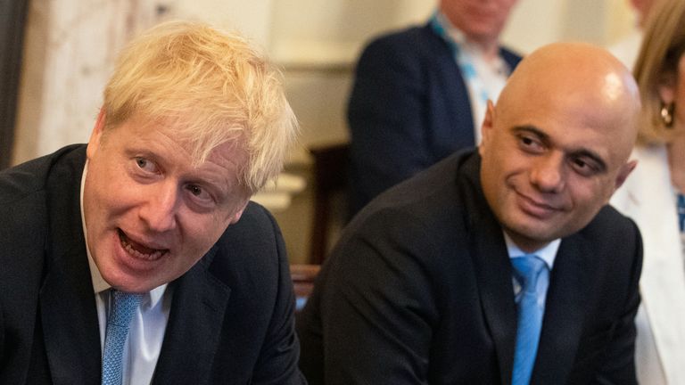 Foto de archivo del 25/7/2019 de Sajid Javid con el primer ministro Boris Johnson en una reunión del gabinete