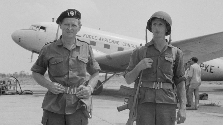 Mike Hoare with his personal bodyguard, Sergeant Donald Grant, in 1964
