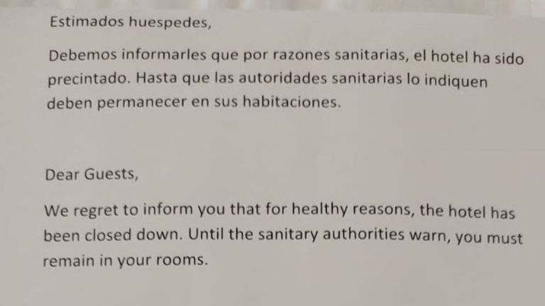 Los huéspedes del hotel reciben una nota que les dice que se queden en sus habitaciones.