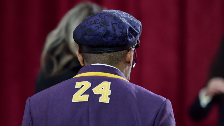 Spike Lee paid tribute to the late Kobe Bryant with his Oscars suit