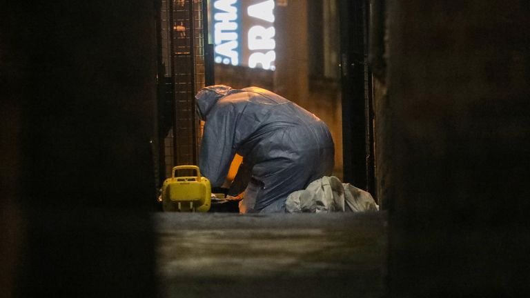 SYSTEM IDENTIFIER:RTS30JE9CODE:RC2HSE928HCLMEDIA DATE2 Feb. 2020PHOTOGRAPHER:Simon DawsonHEADLINE:A police forensics officer is seen near a scene where a man was shot by armed officers in Streatham,...SIZE:5559px × 3675px (~58 MB)47.0 cm × 31.1 cm (300dpi)