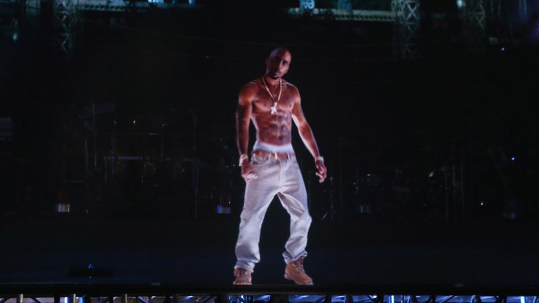 Tupac actuó en Coachella como un holograma en 2012