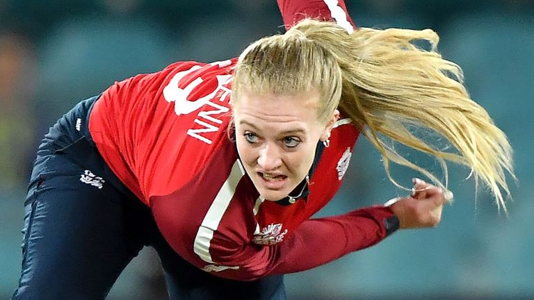Tammy Beaumont dice que Sarah Glenn 'encaja perfectamente' después de que se llevó tres wickets en la victoria de la Copa Mundial Femenina T20 de Inglaterra sobre Pakistán el viernes
