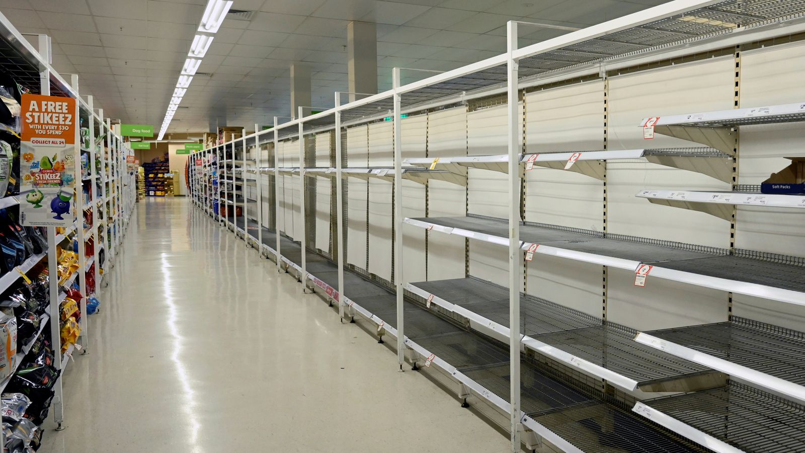 சண்டை போட்டுக் கொள்ளும் பெண்கள்-அவுஸ்திரேலியா- Skynews-empty-shelves-sueprmarkets_4940662