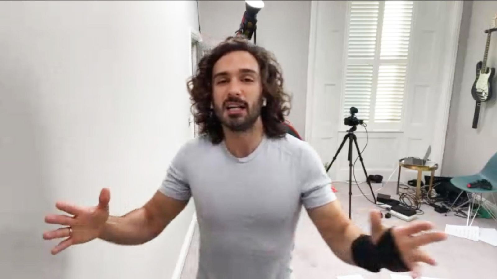 Joe Wicks Says Hell Be Back For Pe Class On Monday After Hand Surgery Uk News Sky News