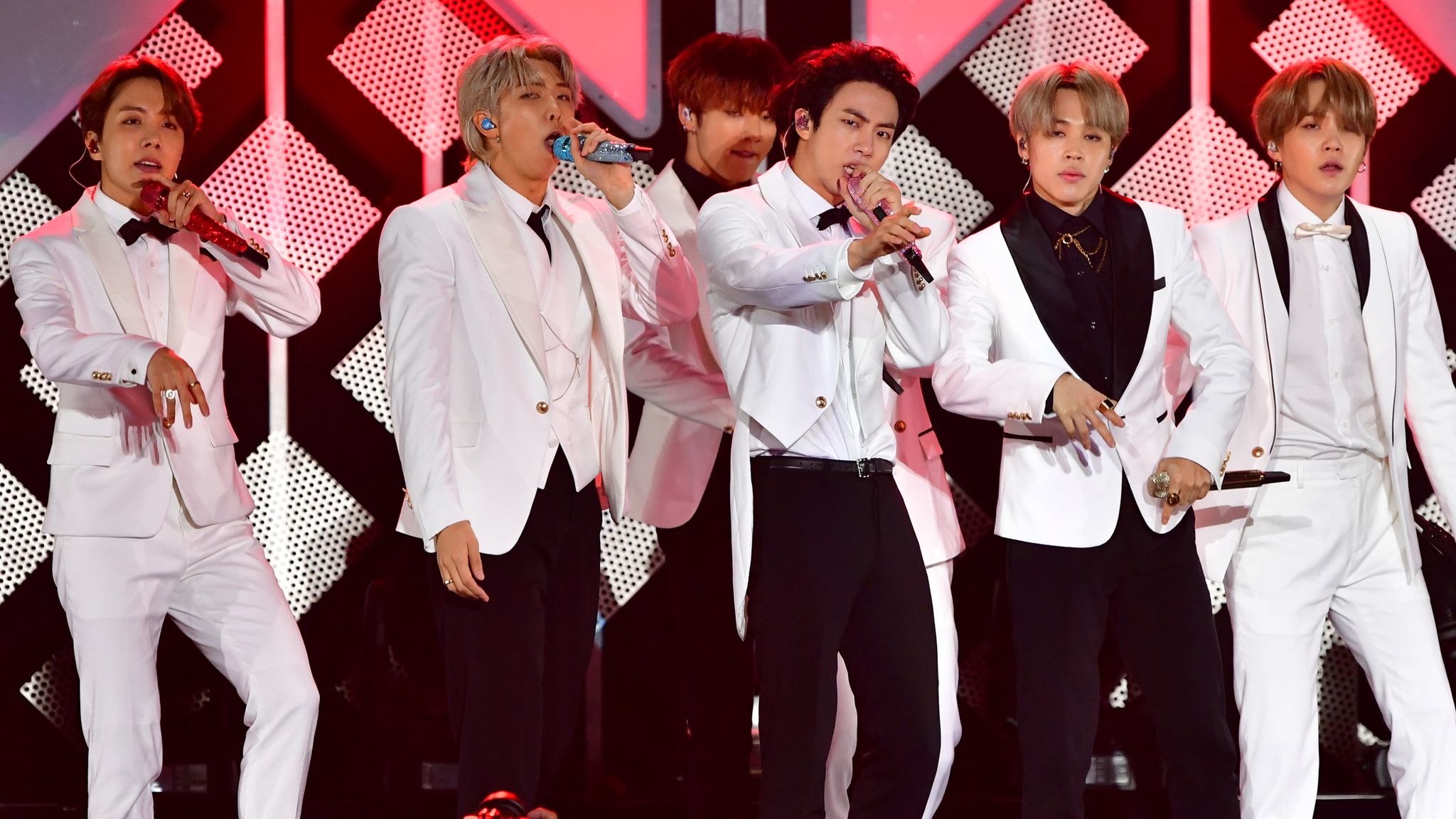 Bts группа корейская. Бтс корейская группа концерт выступления. К поп бтс 2021. Bts группа корейская 2022. Bts группа корейская.