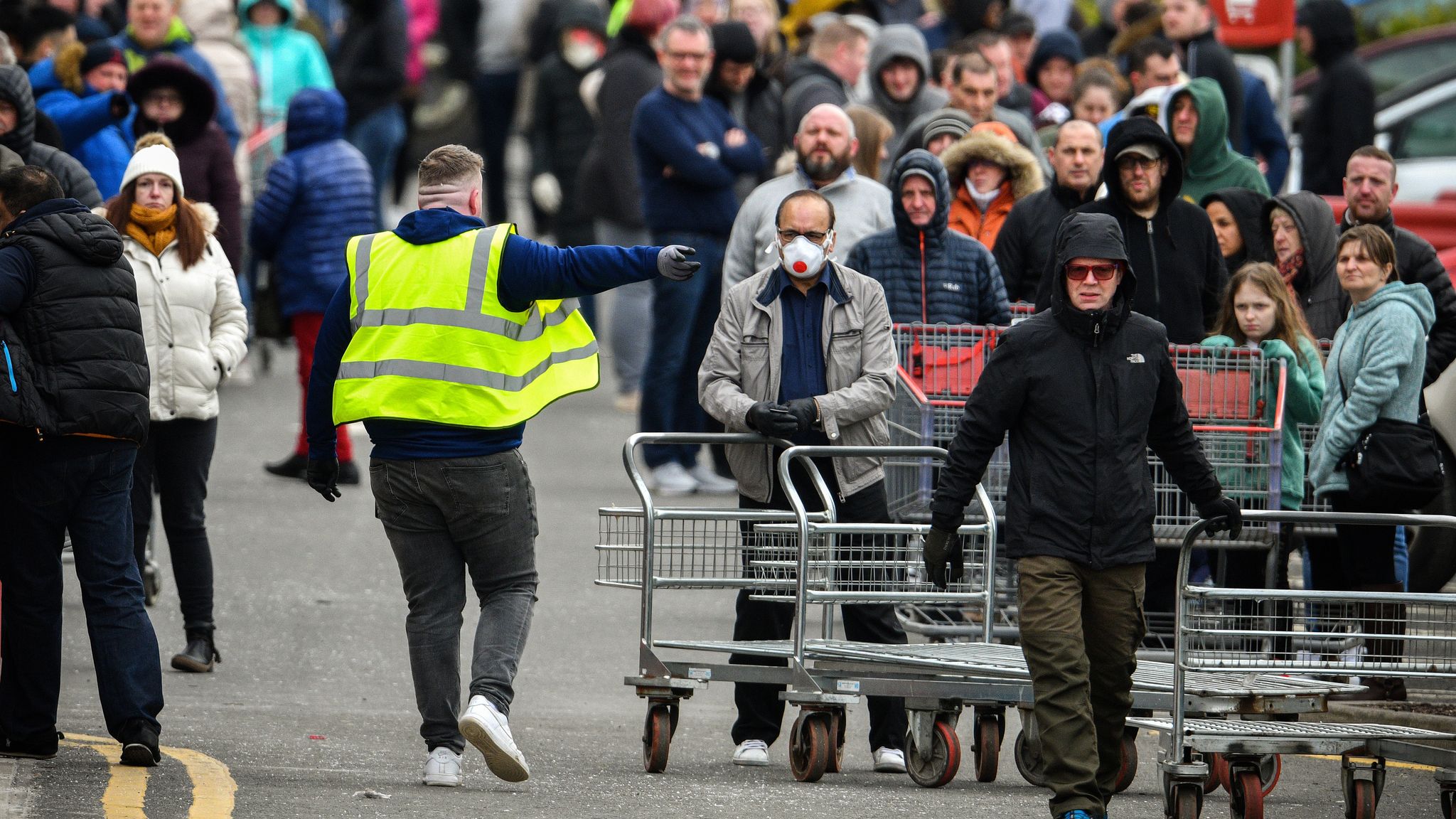 Очереди в европе. Очередь в Лондоне. Очереди в США за продуктами. Очереди в Великобритании.