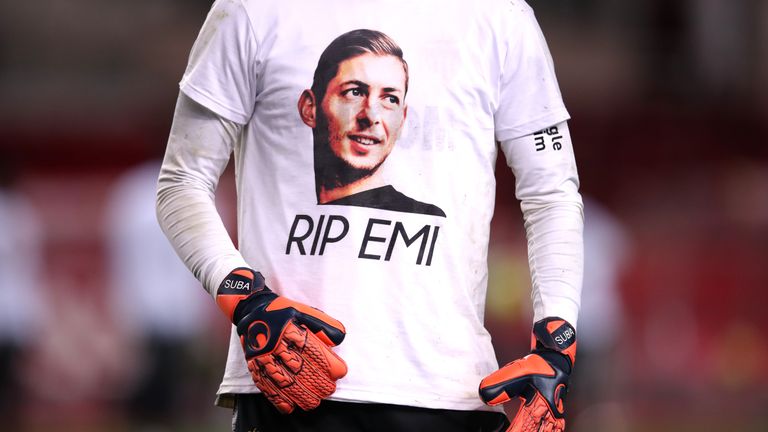 MONACO, MONACO - FEBRUARY 16: A detailed view as the Monaco players warm up in shirts paying tribute to Emiliano Sala during the Ligue 1 match between AS Monaco and FC Nantes at Stade Louis II on February 16, 2019 in Monaco, Monaco. (Photo by Alex Pantling/Getty Images)