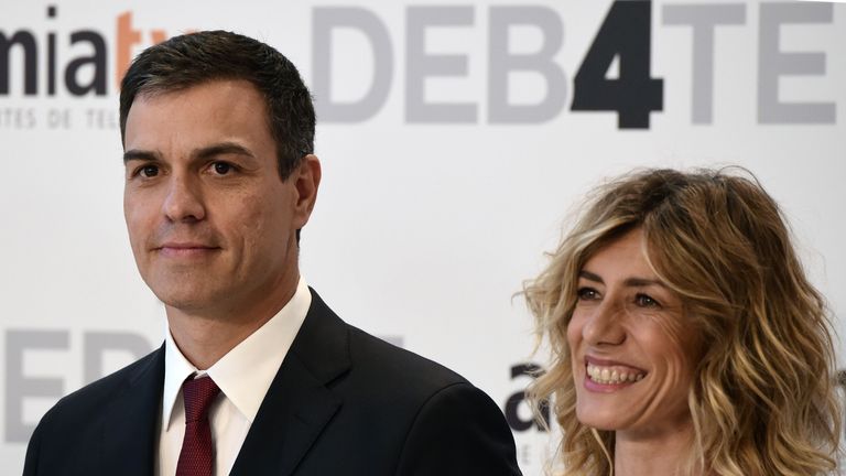 Leader of Spanish Socialist Party (PSOE) and party candidate Pedro Sanchez (L) and his wife Begona Gomez pose prior to a televised debate at the congress centre IFEMA in Madrid on June 13, 2016 ahead of Spain's general election.
Spain is holding its second elections in six months, on June 26, after being governed by a caretaker government with limited powers since the December 20 polls put an end to the country's traditional two-party system as voters fed up with austerity and corruption scandals flocked to new groups.
 / AFP / JAVIER SORIANO        (Photo credit should read JAVIER SORIANO/AFP via Getty Images)