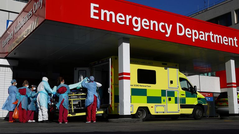  Medical staff wearing protective clothing take a patient off a ambulance at St Thomas&#39; hospital as the spread of the coronavirus disease (COVID-19) continues, London, Britain, March 31, 2020. REUTERS/Hannah McKay