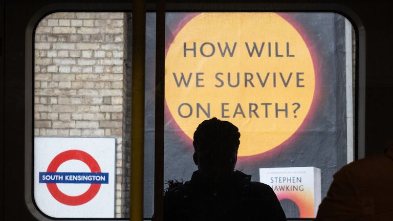 英国伦敦宣布关闭40个地铁站 市长敦促：非必要千万别出门