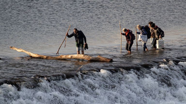 Migrants crossing the Meritsa river