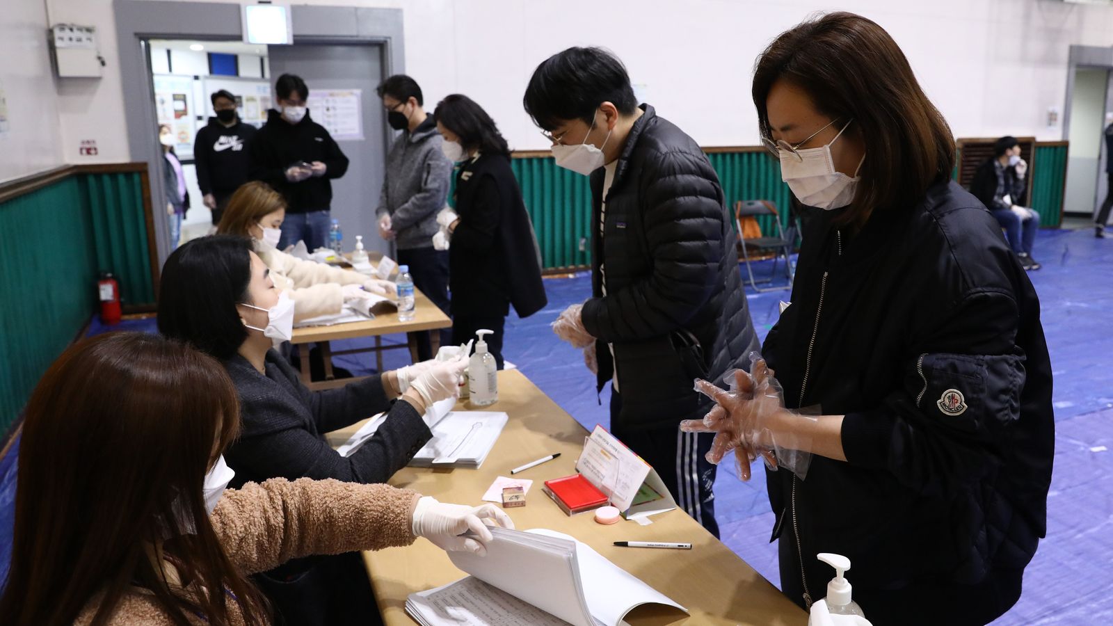 Coronavirus South Korea holds parliamentary elections despite COVID19