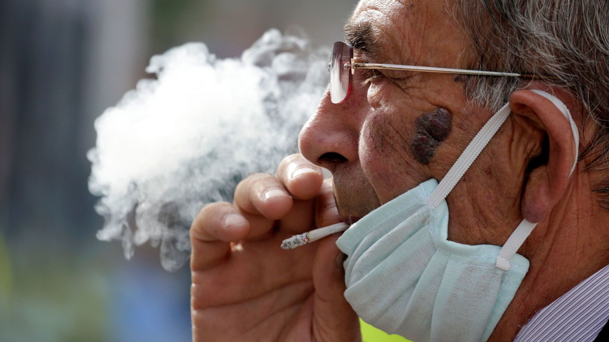 Coronavirus: 1.3 billion smokers urged to quit to reduce COVID-19 risks |  World News | Sky News