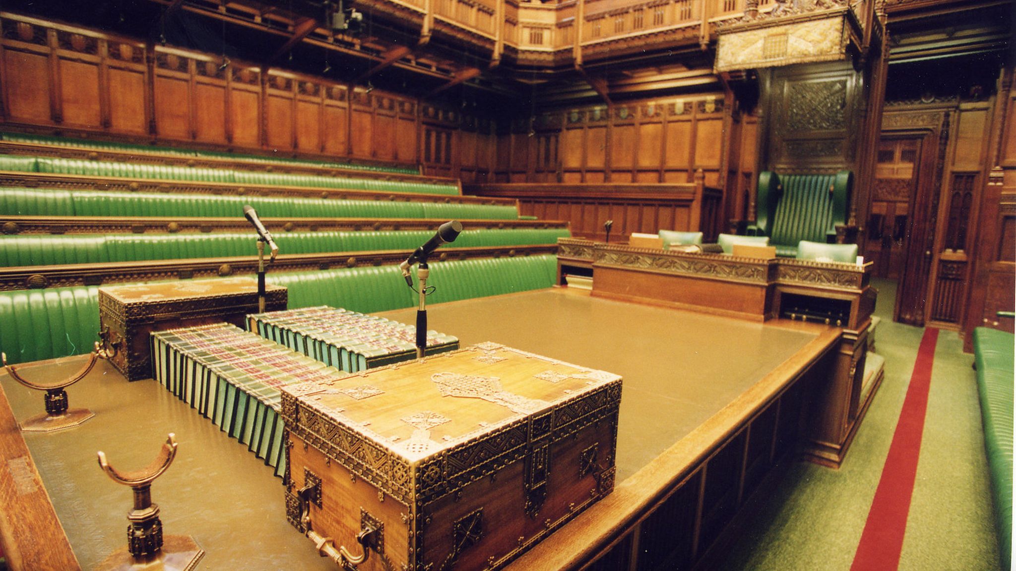 2 the house of commons. Палата общин Великобритании. Парламент Великобритании внутри. The Houses of Parliament внутри. Зал парламента Великобритании.