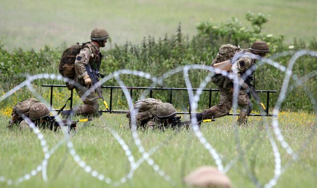 Coronavirus: 3,000 reservists called up to join Ministry of Defence's response