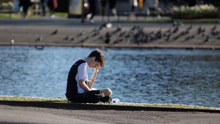 LONDON, ENGLAND - APRIL 04: A man reads by the lake in Regents Park on April 04, 2020 in London, England. The Coronavirus (COVID-19) pandemic has spread to many countries across the world, claiming over 60,000 lives and infecting over 1 million people. (Photo by Jo Hale/Getty Images) 