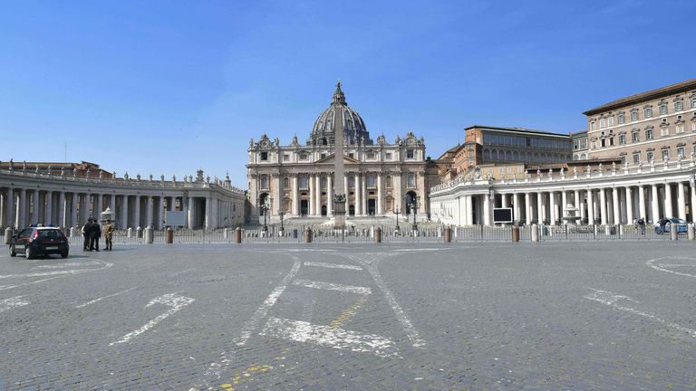 St Peter&#39;s Square is usually packed on East Sunday