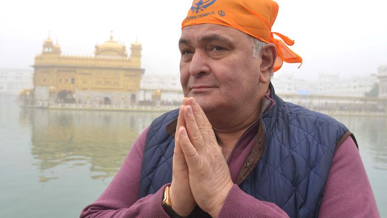 Indian Bollywood actor Rishi Kapoor pays respect at the Sikh Golden Temple in Amritsar on December 13, 2016.Kapoor visited the city to attend the inauguration ceremony of the historic Gobindgarh fort on December 12. / AFP / NARINDER NANU        (Photo credit should read NARINDER NANU/AFP via Getty Images)