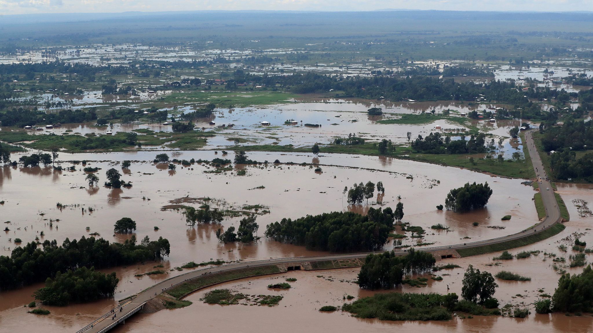 Kenya Severe flooding kills nearly 200 people and displaces 100,000