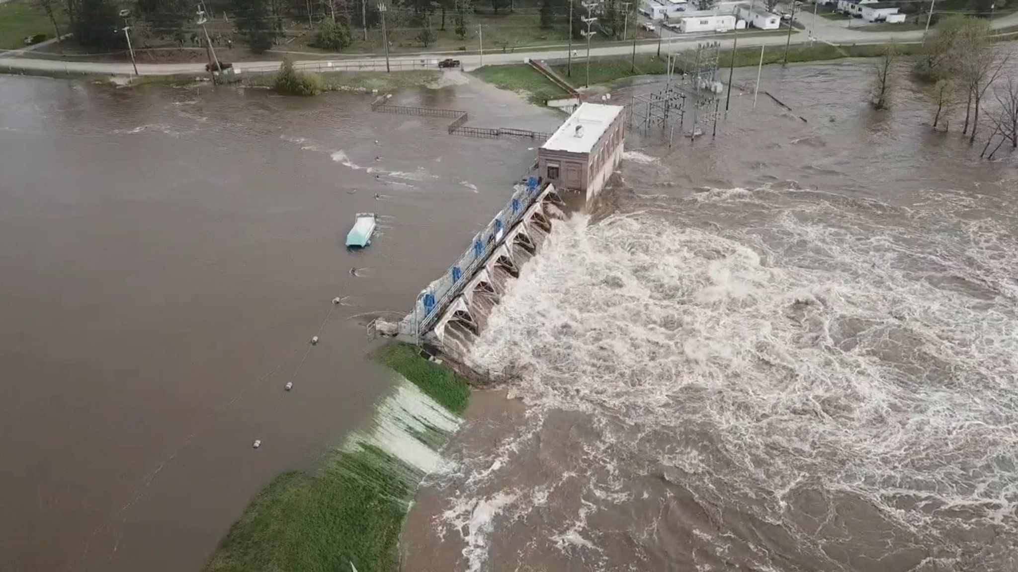 Thousands evacuated in Michigan as emergency declared after dams burst