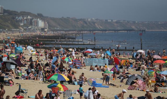 Coronavirus: Scientists warn government against easing lockdown as temperatures soar