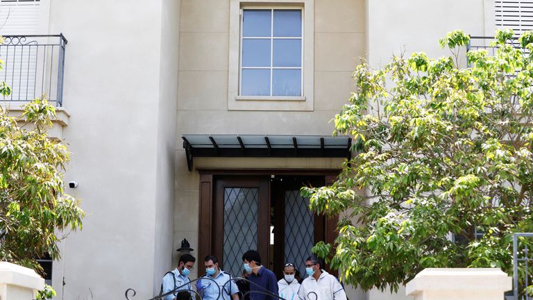 Israeli police and forensic experts are seen at the door of Du Wei&#39;s home