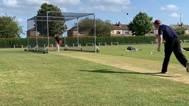 Notre neveu James entreprend sa première pratique de filet de cricket dans le Yorkshire depuis le début du verrouillage
