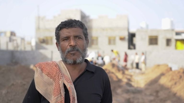 Yemen: Man who runs cemetary