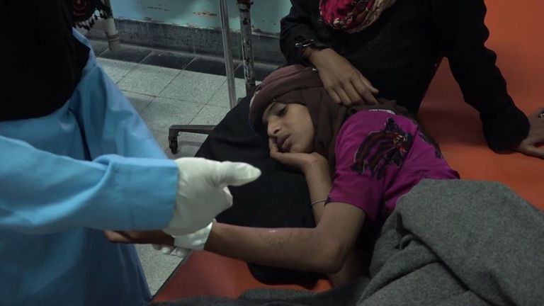 Yemen, doctors treat a woman in hospital