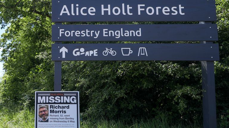 Se han colocado carteles que solicitan información sobre el diplomático desaparecido Richard Morris en el bosque Alice Holt cerca de Farnham.